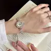 Relógio Redondo Europeu e Americano Transfronteiriço Cravejado de Diamantes com Pulseira de Puxar, Pulseira de Luxo Leve e de Alta Qualidade, Pulseira da Moda e de Temperamento Exquisito