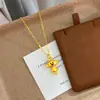 Chapado en oro, retención de color duradera, colgante de oso de pie de patas largas en oro estilo antiguo, cadena versátil y simple de oro arenoso para la clavícula para mujer