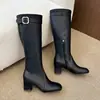 As botas super populares deste ano, versáteis e nunca fora de moda, lindas e fazem você parecer mais jovem, quem as usar é linda!