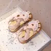 Sandalias para niñas 2025 primavera y verano nuevas para niños, antideslizantes, de princesa, con suela suave, con bordado y diseño hueco para bebés niñas
