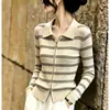 Nueva colección Otoño-Invierno 2026 para mujer: un cárdigan de punto elegante, ajustado y que realza la figura, con un diseño de rayas en contraste y cierre de cremallera