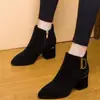 Chegada Nova Inverno 2026 Bico Fino Camurça Zíper Lateral Salto Bloco Antiderrapante Resistente ao Desgaste Letra Boca Rasa Moda Sapatos Individuais Femininos