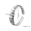 Moda Europea y Americana Diseño de Nicho Simple y Único Patrón Irregular Plisado Anillo Abierto para Mujer Anillo Chapado en Oro de 18 Quilates de Acero Inoxidable
