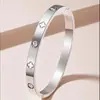 Pulsera de Trébol de Cuatro Hojas con Incrustaciones de Diamantes Popular Europea y Americana Transfronteriza para Niñas, Gama Alta, No se Desvanece, Moderna, Acero Inoxidable con Incrustaciones de Diamantes