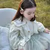 26 Novos Estilos de Outono para Bebês Meninas: Jaqueta Floral Doce, Camisa Básica Elegante Versátil com Cadarço, Vestido de Princesa Fofo