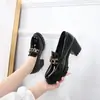 Sapatos Pequenos de Couro Estilo Britânico de Salto Alto para Mulheres 2024 Novos Mocassins de Calçar Salto Grosso Boca Rasa Couro Envernizado Sapatos de Solado Grosso