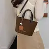 Bolsa de camurça nova versátil texturizada tipo balde casual 2026 para o dia a dia, transversal, bolsa de ombro retrô da moda para mulheres