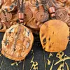 Venta al por mayor de Dropshipping de Colgante de Madera de Azufaifo Tallada con Cinco Ancianos de la Montaña Wutai Dios de la Riqueza, Material Viejo Lei Jiao similar al Jade, desde la Sala de Transmisión en Vivo