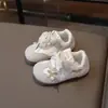Tênis Feminino 2026 Outono Novo Infantil Bordado de Cereja Calçados Casuais Sola Macia para Meninas Tênis de Corrida Atacado