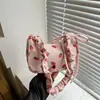 Bolsa de Axila Fofa de Morango para Mulheres 2025 Nova Casual Tendência Pequena Quadrada Veludo Versátil para o Dia a Dia Bolsa de Ombro