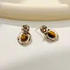 Brincos estilo vintage com pedra olho de tigre, toque de luxo, design exclusivo, versátil para o dia a dia