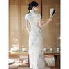 Foto real no local novo estilo chinês estilo jovem vestido cheongsam aprimorado