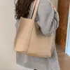 Bolsa Vintage Texturizada de Ombro Único para Axila Feminina, Nova Bolsa de Verão Feminina 2026, Bolsa Tote Simples com Rebites Moda Europeia e Americana