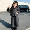 Conjunto de niña 2026 otoño nuevo estilo etiqueta de niña pequeña top de encaje camisa base versátil pantalones casuales conjunto de tres piezas