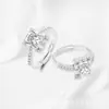 Anillo Rectangular Blanco con Borde de Diamantes Blancos Engastados en Garras, Joyería de Lujo Ligero, Fabricante Mayorista en Stock