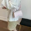 Moda Transfronteiriça Simples e Estilosa Bolsa Feminina com Estampa de Letras 2025 Nova Tendência Versátil Bolsa de Ombro Crossbody Pequena Quadrada