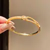 Pulsera con Cierre Trenzado de Circonia Chapada en Oro Real de 18K Personalidad Única de Nicho Pulsera de Lujo Ligero Pulsera de Tacto de Alta Gama Joyería para Mujeres