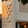 Fachada Exterior de Villa Muro Cortina Techo Cerámica Espumada Panal Hexagonal Tablero Hueco Forma Irregular Material de Tablero Decorativo Colgado en Seco para Pared Exterior