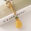 Llavero de piña tridimensional de aleación de diamantes y pedrería creativa y linda, cordón, colgante para bolso de fruta, regalo para máquina de garras