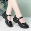 Un par de zapatos casuales sin cordones, ligeros, dropshipping, velcro, superficie suave, Mary Janes, suela suave, zapatos de madre, zapatos cómodos de cuero para mediana edad y ancianos