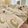 2026 Nuevo Juego de Ropa de Cama de Leche con Pompón Estilo Lindo, Funda de Edredón, Sábana Ajustable, Juego de Cuatro Piezas