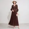 Traje plisado vintage estilo francés para mujer en otoño, con cuello en V, entallado a la cintura, cárdigan plisado con mangas abullonadas y una falda larga plisada de cintura alta