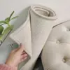 Tapete de cor sólida que pode ser cortado para criar tapetes para cabeceira, quarto, janela saliente, escritório, sala de estar ou qualquer outro tipo de tapete.