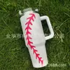 Taza Termo Nueva Generación 40oz Serie Deportiva de Béisbol Acero Inoxidable 304 con Asa y Popote para Uso en Automóvil