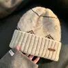 Gorro de Punto Bordado de Zorro de Dibujos Animados Lindo Unisex Otoño Invierno Cálido Protección para Orejas Gorro de Lana Hace que la Cara Parezca Más Pequeña