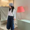 Camiseta de Otoño para Niña de 26 con Mangas de Campana, Top Blanco Elegante y Versátil de Manga Larga para Bebé para Usar por Encima y Como Capa