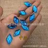 Venta al por mayor de fábrica color diamante acrílico taladro para coser a mano plano prismático fondo plano doble agujero taladro accesorios para ropa accesorios strass