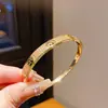 Pulseira de Letras com Zircônia Banhada a Ouro 18K Real Luxo Acessível Pulseira de Nicho de Alto Padrão Pulseira Elegante da Moda Tendência para Mulheres