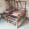 Objetos folclóricos tradicionais, teares vintage feitos à mão, roca antiga, ferramentas agrícolas, máquinas têxteis, colecionáveis, adereços de filme, itens decorativos