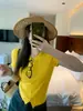 Cardigan Tricotado Amarelo Fino de Manga Curta com Atmosfera Única para Mulheres Verão Novo Gola Redonda Versátil Emagrecedor Camiseta