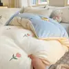 Conjunto de cama de quatro peças em veludo de leite, capa de edredom em flanela de lã de coral, novo conjunto de lençóis outono/inverno 2025, conjunto de três peças espessado e com forro de lã
