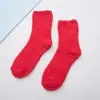 Color caramelo 21 colores color sólido Calcetines de tubo planos cálidos para mujer forro polar de coral calcetines para el suelo del hogar calcetines de medio terciopelo venta al por mayor