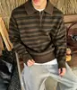 Suéter gola alta listrado retrô em marrom e preto para homens, de caimento solto, com textura canelada vertical, perfeito como uma malha casual para outono e inverno