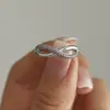 Oumika Nova Cor Zircônia Cruz Fina Torcida Anel de Dedo Aço Inoxidável Ouro Real 18K Anel de Commuter de Nicho