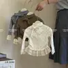 Camisa Base Versátil Casual para Meninas Primavera e Outono, Blusa de Manga Longa com Bolinhas para Bebê, Camiseta Estilosa com Barra de Renda para Crianças