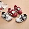 Zapatillas deportivas para niñas, parte superior de malla transpirable, nuevo estilo 2026, zapatillas tipo "dad shoes" para niños, suela suave, zapatillas de correr para niñas de 3 a 12 años, zapatillas sencillas.