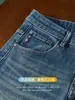 Jeans casuales vintage estilo americano en color azul para hombre, textura ligera de negocios, adecuados para ir al trabajo, de pierna recta, ligeramente anchos, amigables con la piel, con una bonita caída.
