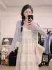 Traje Dopamina de Verão Plus Size para Mulheres: Vestido Fita Puro Desejo + Cardigan de Tricô com Babados, Cardigan Suave