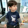 Camiseta de manga larga para niño, nuevo modelo primavera y otoño 2026, top de algodón puro para niños, capa interior para niños mayores, camiseta base de imitación de dos piezas