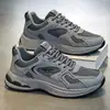 Sapatos Masculinos de Verão 2026 Novos Sapatos de Malha Respirável Masculinos Tendência Versátil Sapatos Esportivos de Solado Grosso Sapatos Casuais de Pai