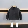 Suéter Gris Otoño e Invierno para Niños 2026 Nuevo Estilo Coreano Pulóver de Punto con Media Cremallera para Niños Pequeños y Medianos