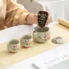 Conjunto de Chá Kung Fu Camélia Pintado à Mão Bolsa de Armazenamento para Viagem ao Ar Livre Copo Expresso Portátil Um Bule Duas Xícaras de Chá de Cerâmica Bule