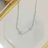 Design de Nicho Aço Titânio Não Desbota Cruz Tendência Colar para Homens e Mulheres Coreano Simples Elegante Corrente de Clavícula Luxo Acessível Versátil