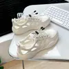 Sapatos de Malha Femininos de Verão 2026 Novo Estilo Tênis de Malha Vazada Sapatos de Malha Única Brancos Sapatos Casuais Finos Hy105