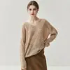 Camiseta de Cashmere Tricotada com Gola V e Ombros Caídos Cor Lisa Feminina Slim Fit Versátil Macia Aveludada Amiga da Pele Top Suéter