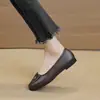 Zapatos planos poco profundos estilo francés de punta cuadrada con diseño de camelia para mujer 2026, nuevos zapatos de cuero suave con suela blanda para mujeres menudas y madres